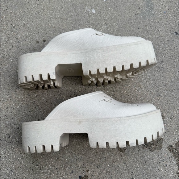 GUCCI WOMEN'S PLATFORM SANDAL WITH PERFORATED G
WITH BOX - Picture 4 of 6